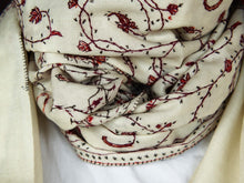 Carica l&#39;immagine nel visualizzatore di Gallery, scialle in lana finemente ricamato a mano a tema floreale .  pezzo unico lavorato artigianalmente proveniente dall&#39;india in lana pettinata molto calda e poco pesante .  misure 70x210cm peso 140gr 