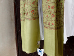 scialle in lana finemente ricamato a mano a tema floreale .  pezzo unico lavorato artigianalmente proveniente dall'india in lana pettinata molto calda e poco pesante .  misure 70x210cm peso 140gr 