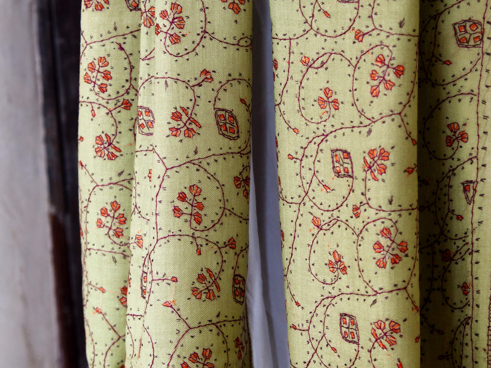scialle in lana finemente ricamato a mano a tema floreale .  pezzo unico lavorato artigianalmente proveniente dall'india in lana pettinata molto calda e poco pesante .  misure 70x210cm peso 140gr 