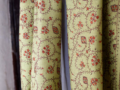 scialle in lana finemente ricamato a mano a tema floreale .  pezzo unico lavorato artigianalmente proveniente dall'india in lana pettinata molto calda e poco pesante .  misure 70x210cm peso 140gr 