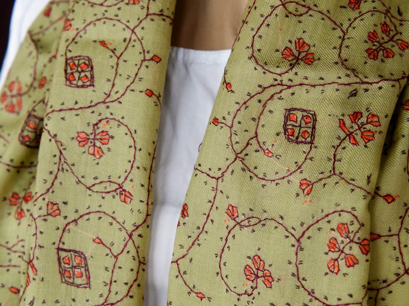 scialle in lana finemente ricamato a mano a tema floreale .  pezzo unico lavorato artigianalmente proveniente dall'india in lana pettinata molto calda e poco pesante .  misure 70x210cm peso 140gr 