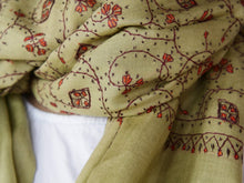 Carica l&#39;immagine nel visualizzatore di Gallery, scialle in lana finemente ricamato a mano a tema floreale .  pezzo unico lavorato artigianalmente proveniente dall&#39;india in lana pettinata molto calda e poco pesante .  misure 70x210cm peso 140gr 