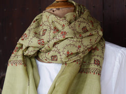 scialle in lana finemente ricamato a mano a tema floreale .  pezzo unico lavorato artigianalmente proveniente dall'india in lana pettinata molto calda e poco pesante .  misure 70x210cm peso 140gr 