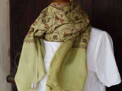 scialle in lana finemente ricamato a mano a tema floreale .  pezzo unico lavorato artigianalmente proveniente dall'india in lana pettinata molto calda e poco pesante .  misure 70x210cm peso 140gr 