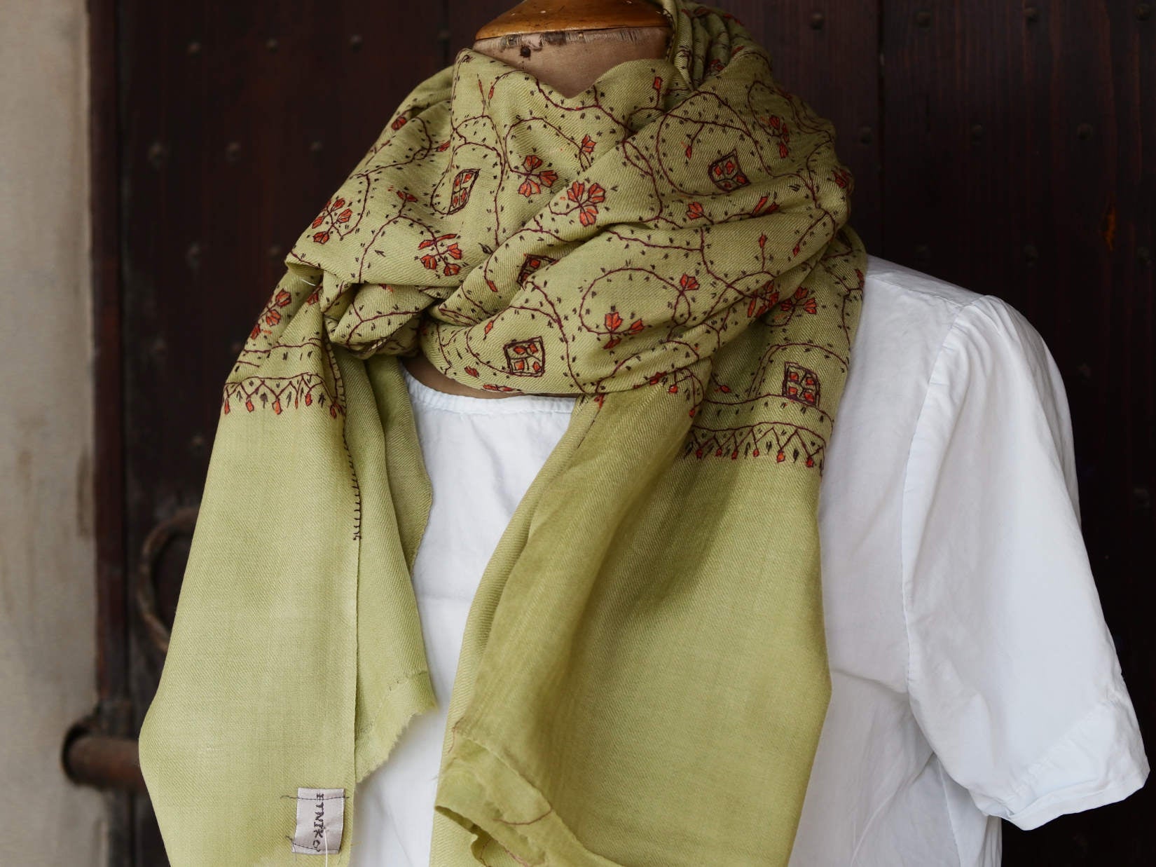scialle in lana finemente ricamato a mano a tema floreale .  pezzo unico lavorato artigianalmente proveniente dall'india in lana pettinata molto calda e poco pesante .  misure 70x210cm peso 140gr 