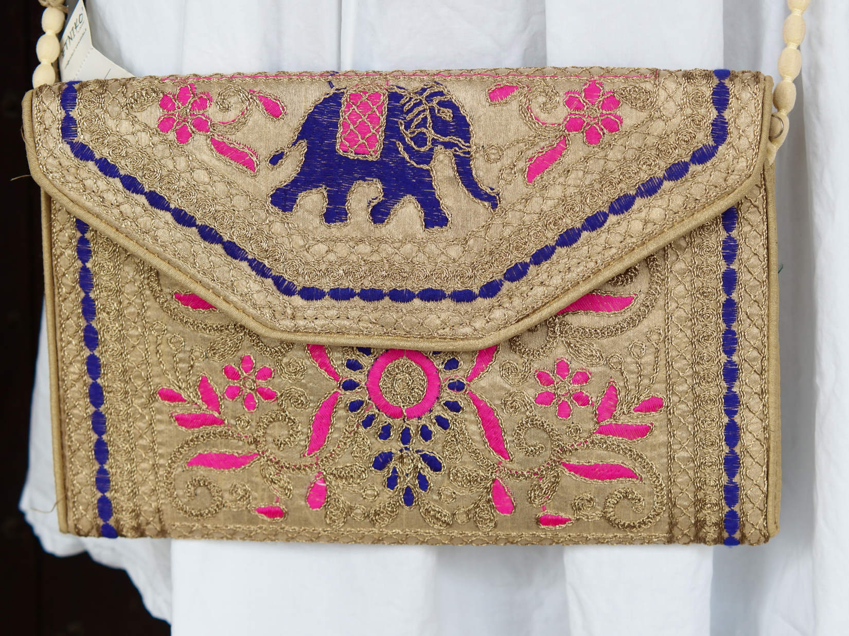 Borsetta, pochette ricamata, prodotto artigianale indiano. Dimensioni 32x20cm, peso 180gr, lunghezza tracolla 110cm. Pezzo unico.