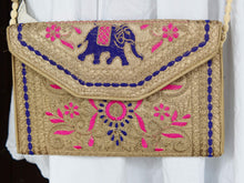 Carica l&#39;immagine nel visualizzatore di Gallery, Borsetta, pochette ricamata, prodotto artigianale indiano. Dimensioni 32x20cm, peso 180gr, lunghezza tracolla 110cm. Pezzo unico.