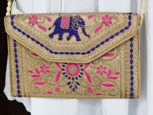 Borsetta, pochette ricamata, prodotto artigianale indiano. Dimensioni 32x20cm, peso 180gr, lunghezza tracolla 110cm. Pezzo unico.