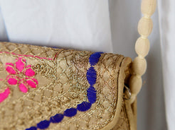 Borsetta, pochette ricamata, prodotto artigianale indiano. Dimensioni 32x20cm, peso 180gr, lunghezza tracolla 110cm. Pezzo unico.