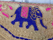Carica l&#39;immagine nel visualizzatore di Gallery, Borsetta, pochette ricamata, prodotto artigianale indiano. Dimensioni 32x20cm, peso 180gr, lunghezza tracolla 110cm. Pezzo unico.