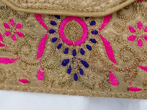 Borsetta, pochette ricamata, prodotto artigianale indiano. Dimensioni 32x20cm, peso 180gr, lunghezza tracolla 110cm. Pezzo unico.