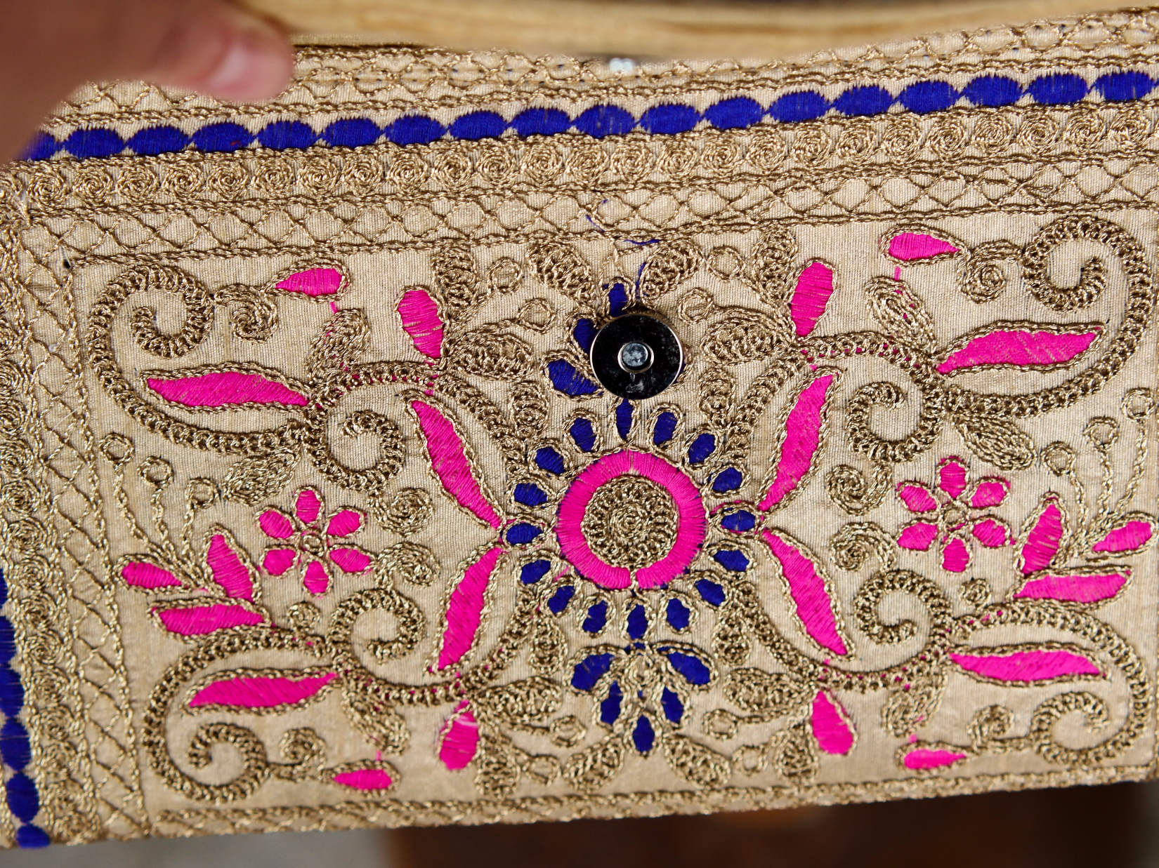 Borsetta, pochette ricamata, prodotto artigianale indiano. Dimensioni 32x20cm, peso 180gr, lunghezza tracolla 110cm. Pezzo unico.