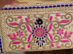 Borsetta, pochette ricamata, prodotto artigianale indiano. Dimensioni 32x20cm, peso 180gr, lunghezza tracolla 110cm. Pezzo unico.