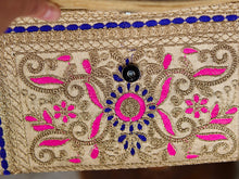 Carica l&#39;immagine nel visualizzatore di Gallery, Borsetta, pochette ricamata, prodotto artigianale indiano. Dimensioni 32x20cm, peso 180gr, lunghezza tracolla 110cm. Pezzo unico.