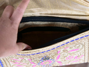 Borsetta, pochette ricamata, prodotto artigianale indiano. Dimensioni 32x20cm, peso 180gr, lunghezza tracolla 110cm. Pezzo unico.