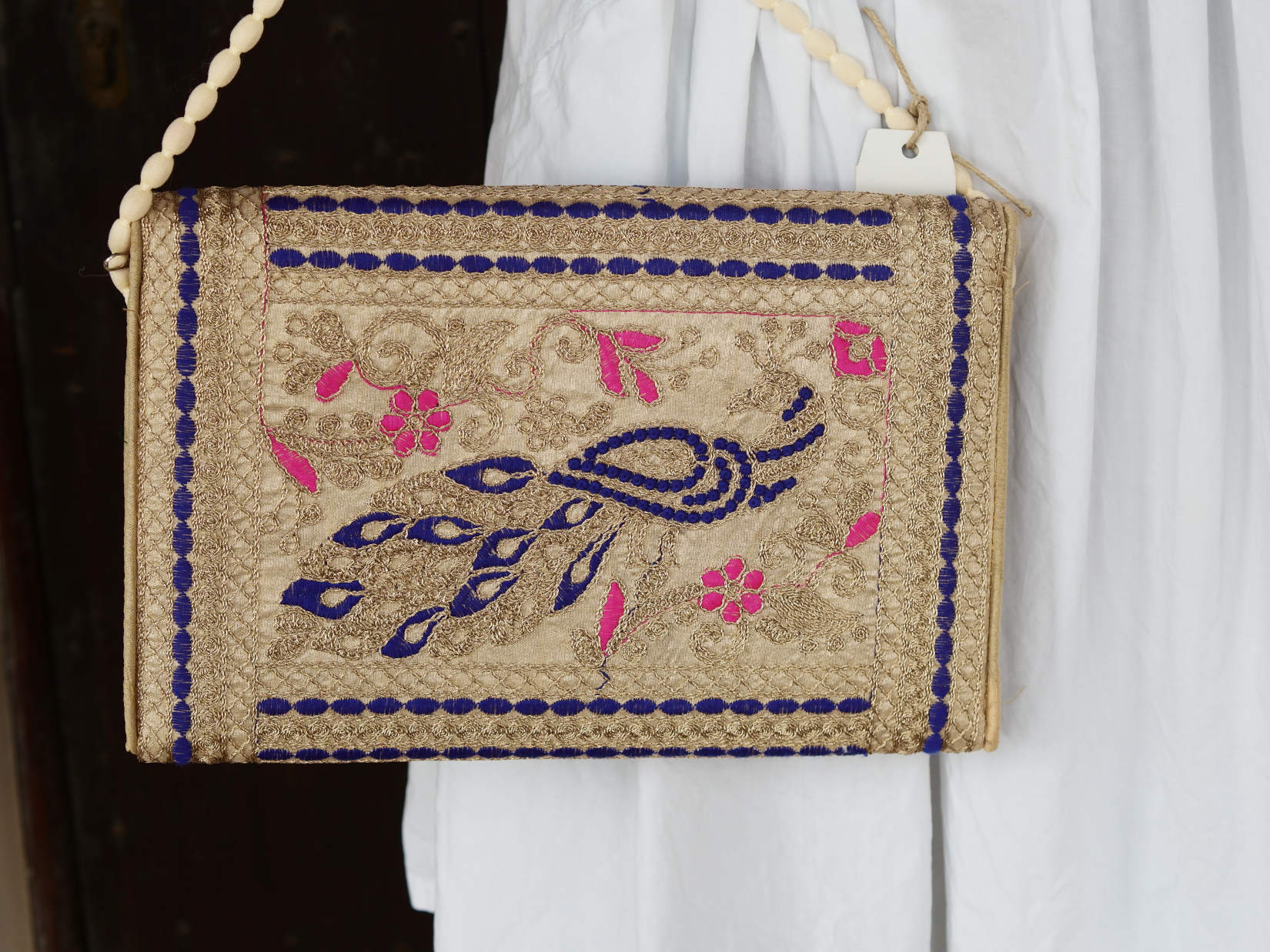 Borsetta, pochette ricamata, prodotto artigianale indiano. Dimensioni 32x20cm, peso 180gr, lunghezza tracolla 110cm. Pezzo unico.