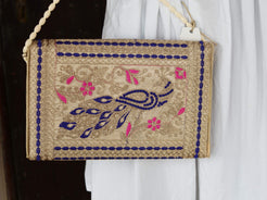 Borsetta, pochette ricamata, prodotto artigianale indiano. Dimensioni 32x20cm, peso 180gr, lunghezza tracolla 110cm. Pezzo unico.