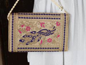 Borsetta, pochette ricamata, prodotto artigianale indiano. Dimensioni 32x20cm, peso 180gr, lunghezza tracolla 110cm. Pezzo unico.