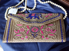Carica l&#39;immagine nel visualizzatore di Gallery, Borsetta, pochette ricamata, prodotto artigianale indiano. Dimensioni 32x20cm, peso 180gr, lunghezza tracolla 110cm. Pezzo unico.