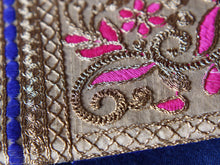Carica l&#39;immagine nel visualizzatore di Gallery, Borsetta, pochette ricamata, prodotto artigianale indiano. Dimensioni 32x20cm, peso 180gr, lunghezza tracolla 110cm. Pezzo unico.
