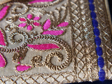 Carica l&#39;immagine nel visualizzatore di Gallery, Borsetta, pochette ricamata, prodotto artigianale indiano. Dimensioni 32x20cm, peso 180gr, lunghezza tracolla 110cm. Pezzo unico.