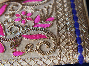 Borsetta, pochette ricamata, prodotto artigianale indiano. Dimensioni 32x20cm, peso 180gr, lunghezza tracolla 110cm. Pezzo unico.