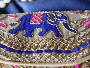 Borsetta, pochette ricamata, prodotto artigianale indiano. Dimensioni 32x20cm, peso 180gr, lunghezza tracolla 110cm. Pezzo unico.