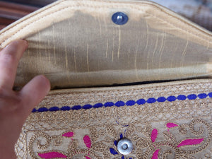 Borsetta, pochette ricamata, prodotto artigianale indiano. Dimensioni 32x20cm, peso 180gr, lunghezza tracolla 110cm. Pezzo unico.