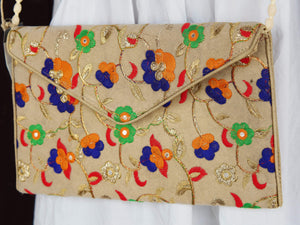 Borsetta, pochette ricamata a tema floreale, prodotto artigianale indiano. Dimensioni 32x20cm, peso 180gr, lunghezza tracolla 110cm. Pezzo unico.