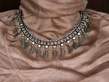 Carica l&#39;immagine nel visualizzatore di Gallery, collana indiana con foglia, in german silver,  assemblato artigianalmente.  lunghezza 43cm, peso 70 gr