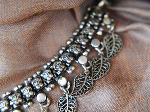 collana indiana con foglia, in german silver,  assemblato artigianalmente.  lunghezza 43cm, peso 70 gr
