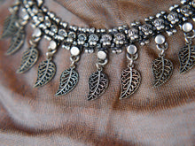 Carica l&#39;immagine nel visualizzatore di Gallery, collana indiana con foglia, in german silver,  assemblato artigianalmente.  lunghezza 43cm, peso 70 gr