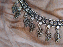 Carica l&#39;immagine nel visualizzatore di Gallery, collana indiana con foglia, in german silver,  assemblato artigianalmente.  lunghezza 43cm, peso 70 gr