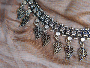 collana indiana con foglia, in german silver,  assemblato artigianalmente.  lunghezza 43cm, peso 70 gr
