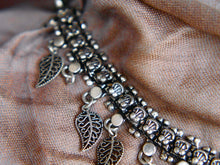 Carica l&#39;immagine nel visualizzatore di Gallery, collana indiana con foglia, in german silver,  assemblato artigianalmente.  lunghezza 43cm, peso 70 gr