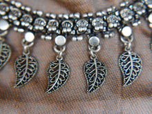 Carica l&#39;immagine nel visualizzatore di Gallery, collana indiana con foglia, in german silver,  assemblato artigianalmente.  lunghezza 43cm, peso 70 gr