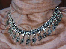 Carica l&#39;immagine nel visualizzatore di Gallery, collana indiana con foglia, in german silver,  assemblato artigianalmente.  lunghezza 43cm, peso 70 gr