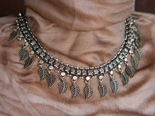 Carica l&#39;immagine nel visualizzatore di Gallery, collana indiana con foglia, in german silver,  assemblato artigianalmente.  lunghezza 43cm, peso 70 gr