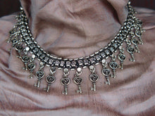 Carica l&#39;immagine nel visualizzatore di Gallery, collana indiana con chiave, in german silver, assemblato artigianalmente. lunghezza 43cm, peso 80 gr  ma cosa rappresenta la chiave? ... La chiave ti dà il potere di varcare una soglia, di aprire qualcosa di inviolabile, porte, cancelli, scrigni, lucchetti e serrature in generale, è simbolo di libertà, di scoperta e di conoscenza 
