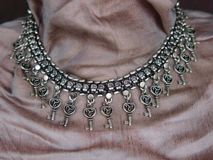 collana indiana con chiave, in german silver, assemblato artigianalmente. lunghezza 43cm, peso 80 gr  ma cosa rappresenta la chiave? ... La chiave ti dà il potere di varcare una soglia, di aprire qualcosa di inviolabile, porte, cancelli, scrigni, lucchetti e serrature in generale, è simbolo di libertà, di scoperta e di conoscenza 