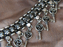 Carica l&#39;immagine nel visualizzatore di Gallery, collana indiana con chiave, in german silver, assemblato artigianalmente. lunghezza 43cm, peso 80 gr  ma cosa rappresenta la chiave? ... La chiave ti dà il potere di varcare una soglia, di aprire qualcosa di inviolabile, porte, cancelli, scrigni, lucchetti e serrature in generale, è simbolo di libertà, di scoperta e di conoscenza 
