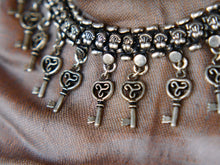 Carica l&#39;immagine nel visualizzatore di Gallery, collana indiana con chiave, in german silver, assemblato artigianalmente. lunghezza 43cm, peso 80 gr  ma cosa rappresenta la chiave? ... La chiave ti dà il potere di varcare una soglia, di aprire qualcosa di inviolabile, porte, cancelli, scrigni, lucchetti e serrature in generale, è simbolo di libertà, di scoperta e di conoscenza 