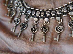 collana indiana con chiave, in german silver, assemblato artigianalmente. lunghezza 43cm, peso 80 gr  ma cosa rappresenta la chiave? ... La chiave ti dà il potere di varcare una soglia, di aprire qualcosa di inviolabile, porte, cancelli, scrigni, lucchetti e serrature in generale, è simbolo di libertà, di scoperta e di conoscenza 