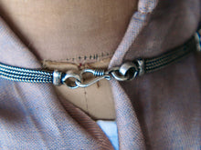 Carica l&#39;immagine nel visualizzatore di Gallery, collana indiana con chiave, in german silver, assemblato artigianalmente. lunghezza 43cm, peso 80 gr  ma cosa rappresenta la chiave? ... La chiave ti dà il potere di varcare una soglia, di aprire qualcosa di inviolabile, porte, cancelli, scrigni, lucchetti e serrature in generale, è simbolo di libertà, di scoperta e di conoscenza 