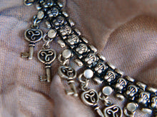 Carica l&#39;immagine nel visualizzatore di Gallery, collana indiana con chiave, in german silver, assemblato artigianalmente. lunghezza 43cm, peso 80 gr  ma cosa rappresenta la chiave? ... La chiave ti dà il potere di varcare una soglia, di aprire qualcosa di inviolabile, porte, cancelli, scrigni, lucchetti e serrature in generale, è simbolo di libertà, di scoperta e di conoscenza 