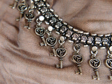 Carica l&#39;immagine nel visualizzatore di Gallery, collana indiana con chiave, in german silver, assemblato artigianalmente. lunghezza 43cm, peso 80 gr  ma cosa rappresenta la chiave? ... La chiave ti dà il potere di varcare una soglia, di aprire qualcosa di inviolabile, porte, cancelli, scrigni, lucchetti e serrature in generale, è simbolo di libertà, di scoperta e di conoscenza 