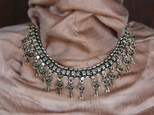 Carica l&#39;immagine nel visualizzatore di Gallery, collana indiana con chiave, in german silver, assemblato artigianalmente. lunghezza 43cm, peso 80 gr  ma cosa rappresenta la chiave? ... La chiave ti dà il potere di varcare una soglia, di aprire qualcosa di inviolabile, porte, cancelli, scrigni, lucchetti e serrature in generale, è simbolo di libertà, di scoperta e di conoscenza 