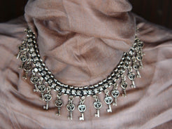 collana indiana con chiave, in german silver, assemblato artigianalmente. lunghezza 43cm, peso 80 gr  ma cosa rappresenta la chiave? ... La chiave ti dà il potere di varcare una soglia, di aprire qualcosa di inviolabile, porte, cancelli, scrigni, lucchetti e serrature in generale, è simbolo di libertà, di scoperta e di conoscenza 