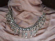 Carica l&#39;immagine nel visualizzatore di Gallery, collana indiana con chiave, in german silver, assemblato artigianalmente. lunghezza 43cm, peso 80 gr  ma cosa rappresenta la chiave? ... La chiave ti dà il potere di varcare una soglia, di aprire qualcosa di inviolabile, porte, cancelli, scrigni, lucchetti e serrature in generale, è simbolo di libertà, di scoperta e di conoscenza 