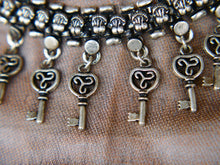 Carica l&#39;immagine nel visualizzatore di Gallery, collana indiana con chiave, in german silver, assemblato artigianalmente. lunghezza 43cm, peso 80 gr  ma cosa rappresenta la chiave? ... La chiave ti dà il potere di varcare una soglia, di aprire qualcosa di inviolabile, porte, cancelli, scrigni, lucchetti e serrature in generale, è simbolo di libertà, di scoperta e di conoscenza 